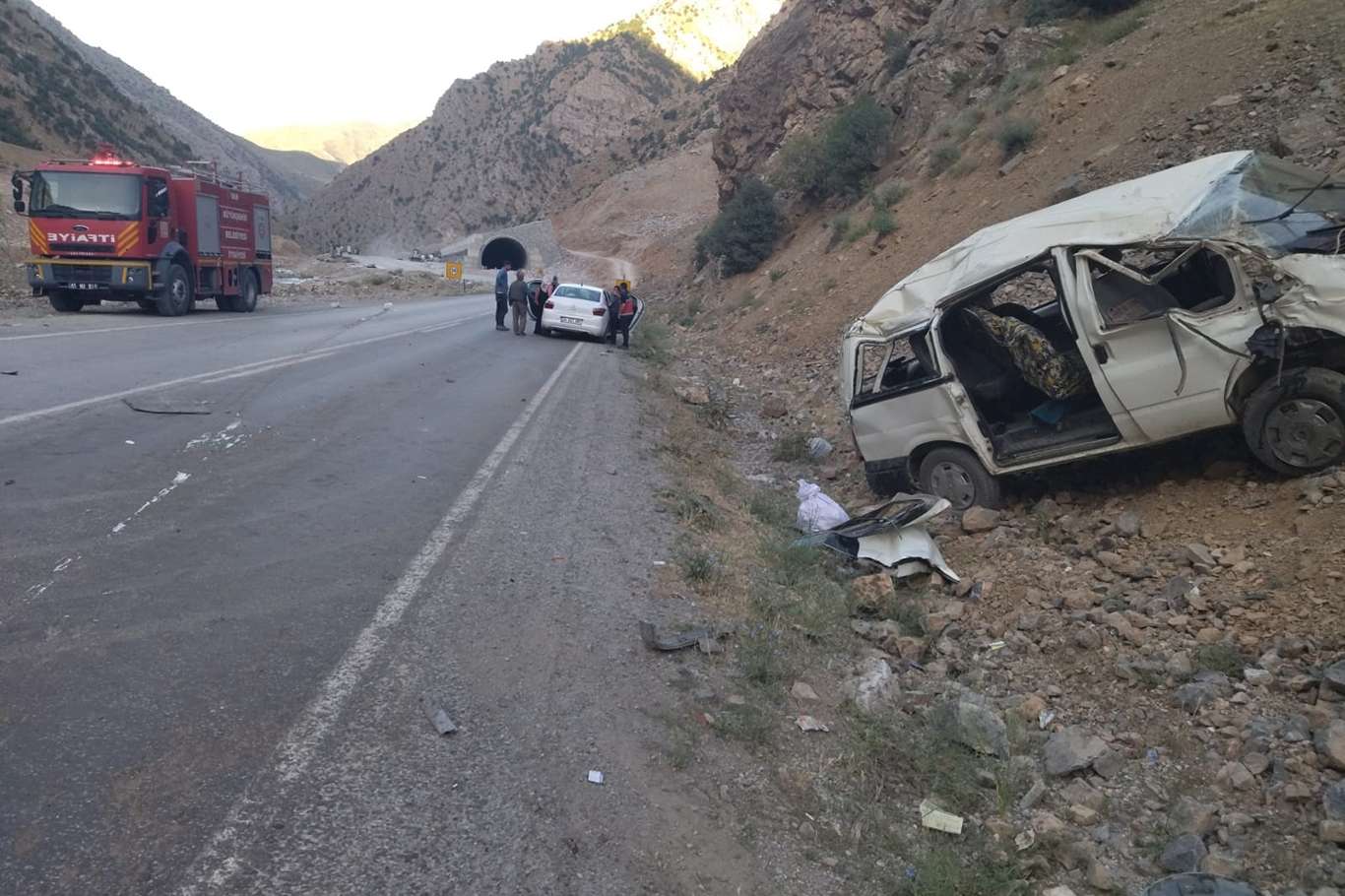 Minibüs kontrolden çıktı: 2 ölü, 8 yaralı Minibüs kontrolden çıktı: 2 ölü, 8 yaralı